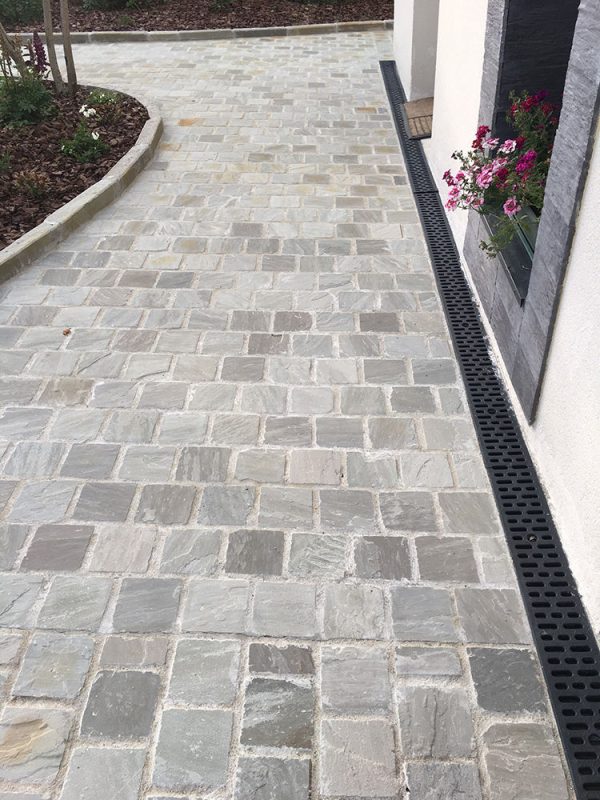 100x100mm Pack 40-60mm 9.68m2 Light Grey Cobbles Setts